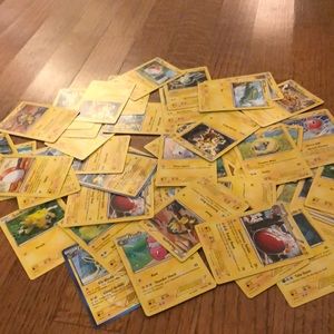 A lot of over 100 Pokémon electric cards